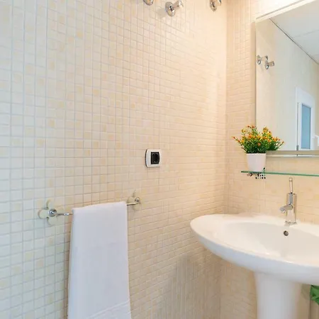 Luxury Duplex- 7 Minutes From The * 托雷莫利诺斯