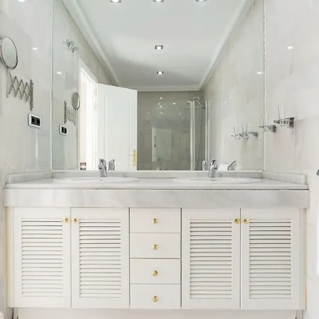 Luxury Duplex- 7 Minutes From The * 托雷莫利诺斯