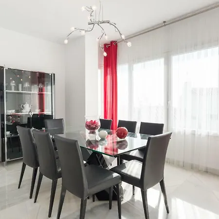 Luxury Duplex- 7 Minutes From The